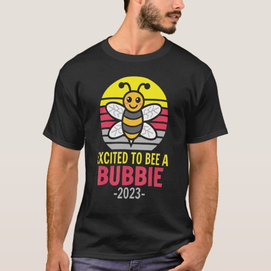 Bubbie 2023   Bee   Grandma   Excited To Be A Bubb Tシャツ (正面)