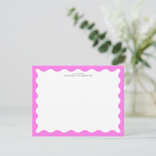 Bubblegum Pink Wavy Frame Note Card 招待状 (スタンド正面)