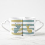 Buck   DoeスノーフレークMugsブルー イエロー ペアカップ<br><div class="desc">バックのイラストと前後に雪が積もったシカの恋人のマグカップ。配色は青と黄色。名前でパーソナライズ</div>