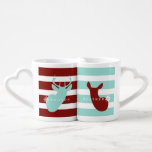 Buck   DoeスノーフレークMugs Blue   Red ペアカップ<br><div class="desc">バックのイラストと前後に雪が積もったシカの恋人のマグカップ。配色は青と赤。名前でパーソナライズ</div>