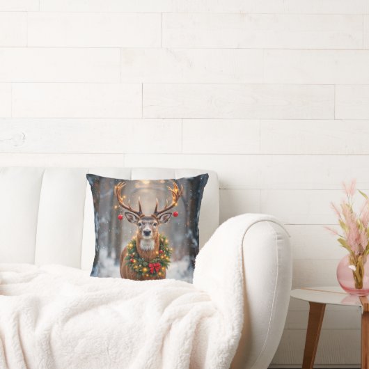 Buck In Snowflakes Wearing a Holiday Wreath クッション (ソファ)