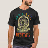 Buddha Dont Hate Meditate Funny Yoga Pose Tシャツ (正面)