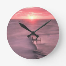 Budeの日没、コーンウォール、イギリスの潮プールの流出