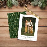 BUDGETグリーン金ゴールドシンプルメリークリスマスフォト<br><div class="desc">BUDGETグリーンシンプル金ゴールドスクリプトモダンメリークリスマス写真ホリデーカードあなたの写真とお気に入りのを特集しシンプルて、メリークリスマスの挨拶をスエレガントクリプトする。背中にはフェスティバルが飾られエレガント、冬の森の緑の背景に葉は、金ゴールドフォイルのスタイル、松や他の冬の植物性の緑のパターン。今年のホリデーカードに最適！**私たちの予算紙は、より小さく、より軽く、より繊細だが、まだ美しい！封筒忘れを使わない!**おもし客様のサポートや一致する商品は、cedarandstring@gmail.comまでお電話ください。</div>