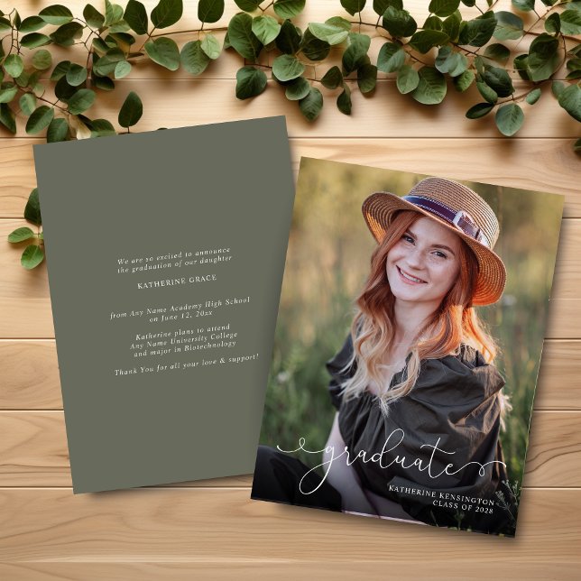 BUDGETスクリプエレガントト写真セージ緑の卒業 (BUDGET Elegant Script Photo Sage Green Graduation Announcement)