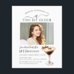 BUDGET 18誕生日Tiniビット古い写真Martini<br><div class="desc">誕生日のお祝いの写真は、このトレンディーのマルティーニ誕生日の招待でセンターステージを取る。シックエレガントなデザインはエスプレッソ・マルティーニを備えている。弓がかわいらしtouchを付けフェミニンる。すべての文字が編集可能。</div>