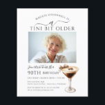 BUDGET 90th誕生日写真Martini招待状<br><div class="desc">誕生日のお祝いの写真は、このトレンディーのマルティーニ誕生日の招待でセンターステージを取る。シックエレガントなデザインはエスプレッソ・マルティーニを備えている。弓がかわいらしtouchを付けフェミニンる。すべての文字が編集可能。</div>