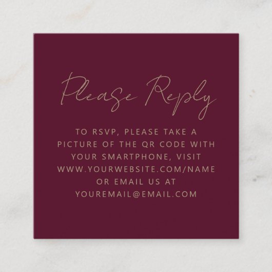 Budget Burgundy Gold Script Wedding QR Code RSVP エンクロージャーカード (正面)