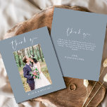 Budget Dusty Blue結婚's Thank You Photo<br><div class="desc">フロント結婚とバックに写真がある予算のサンキューカード。サンキューカードにはモダン、ミニマルなモダン結婚式日のお祝いの後に使用するエレガント、シンプルと使用する手で文字のキュラシンプルシックスクリプトのタイポグラフィが含まれている。</div>