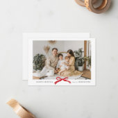BUDGET Minimalist Red Bow Photo Holiday Card ノートカード (正面/裏面インサイチュ)