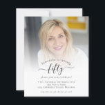 Budget Photo Script 50th Birthday Partyへの招待<br><div class="desc">より小さいサイズ4.5 x 5.6インチ半光沢110ポンドの重量に代わるコストのBUDGETの値は、ポストカードと同様の厚さ（ただし、ポストカードとして使用するには適さない）。1枚につき1枚の招待状がある。Budget Photo Script 50th Birthday Partyへの招待。50歳または任意の年齢の誕生日パーティーのためのミニマルな完全にカスタマイズ可能なデザイン，単にサンプル写真を自分自身で置き換えお気に入りのて、必要に応じて文字をカスタマイズ</div>