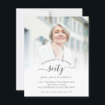 Budget Photo Script 60th Birthday Partyへの招待<br><div class="desc">より小さいサイズ4.5 x 5.6インチ半光沢110ポンドの重量に代わるコストのBUDGETの値は、ポストカードと同様の厚さ（ただし、ポストカードとして使用するには適さない）。1枚につき1枚の招待状がある。Budget Photo Script 60th Birthday Partyへの招待。60歳または任意の年齢の誕生日パーティーのためのミニマルな完全にカスタマイズ可能なデザイン，単にサンプル写真を自分自身で置き換えお気に入りのて、必要に応じて文字をカスタマイズ</div>