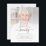 Budget Photo Script 70th Birthday Partyへの招待<br><div class="desc">より小さいサイズ4.5 x 5.6インチ半光沢110ポンドの重量に代わるコストのBUDGETの値は、ポストカードと同様の厚さ（ただし、ポストカードとして使用するには適さない）。1枚につき1枚の招待状がある。Budget Photo Script 70th Birthday Partyへの招待。70歳または任意の年齢の誕生日パーティーのためのミニマルな完全にカスタマイズ可能なデザイン，単にサンプル写真を自分の写真に置き換えお気に入りのて、必要に応じて文字をカスタマイズ</div>