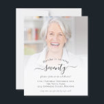 Budget Photo Script 70th Birthday Partyへの招待<br><div class="desc">より小さいサイズ4.5 x 5.6インチ半光沢110ポンドの重量に代わるコストのBUDGETの値は、ポストカードと同様の厚さ（ただし、ポストカードとして使用するには適さない）。1枚につき1枚の招待状がある。Budget Photo Script 70th Birthday Partyへの招待。70歳または任意の年齢の誕生日パーティーのためのミニマルな完全にカスタマイズ可能なデザイン，単にサンプル写真を自分の写真に置き換えお気に入りのて、必要に応じて文字をカスタマイズ</div>