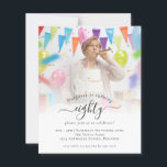 Budget Photo Script 80th Birthday Partyへの招待<br><div class="desc">より小さいサイズ4.5 x 5.6インチ半光沢110ポンドの重量に代わるコストのBUDGETの値は、ポストカードと同様の厚さ（ただし、ポストカードとして使用するには適さない）。1枚につき1枚の招待状がある。Budget Photo Script 80th Birthday Partyへの招待。80歳または任意の年齢の誕生日パーティーのためのミニマルな完全にカスタマイズ可能なデザイン，単にサンプル写真を自分の写真に置き換えお気に入りのて、必要に応じて文字をカスタマイズする</div>