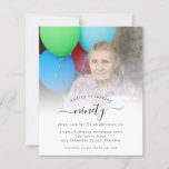 Budget Photo Script 90th Birthday Partyへの招待<br><div class="desc">より小さいサイズ4.5 x 5.6インチ半光沢110ポンドの重量に代わるコストのBUDGETの値は、ポストカードと同様の厚さ（ただし、ポストカードとして使用するには適さない）。1枚につき1枚の招待状がある。Budget Photo Script 90th Birthday Partyへの招待。90歳または任意の年齢の誕生日パーティーのためのミニマルな完全にカスタマイズ可能なデザイン，単にサンプル写真を自分の写真に置き換えお気に入りのて、必要に応じて文字をカスタマイズ</div>