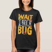 Bug Lover Insect Science  Wait I see a Bug 19 Tシャツ (正面)