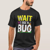 Bug Lover Insect Science Wait I see a Bug 24 Tシャツ (正面)