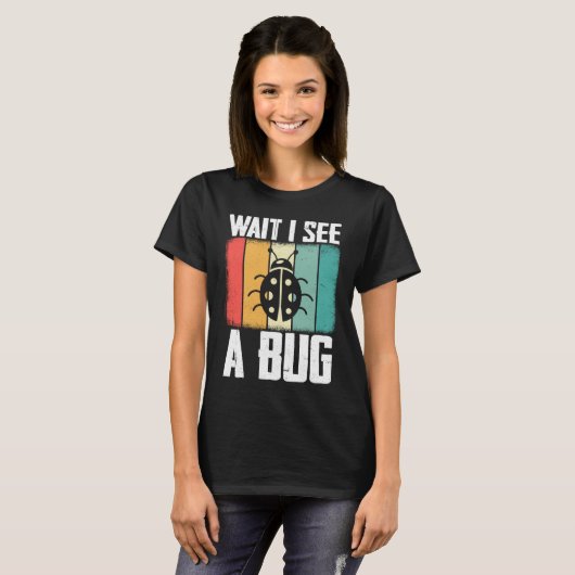 Bug Lover Insect Science  Wait I see a Bug 8 Tシャツ (正面フル)