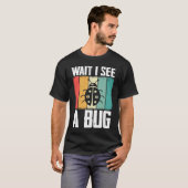 Bug Lover Insect Science  Wait I see a Bug 8 Tシャツ (正面フル)
