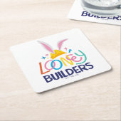 BUGS BUNNY BUILDERS™| ヘルメット積み重ねロゴ スクエアペーパーコースター (アングル)