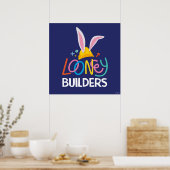 BUGS BUNNY BUILDERS™| ヘルメット積み重ねロゴ ポスター (キッチン)