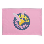 BUGS BUNNY BUILDERS™| Hard Hat Scalloped Logo 枕カバー (正面)