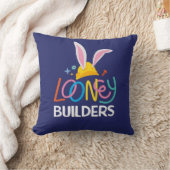BUGS BUNNY BUILDERS™| Hard Hat Stacked Logo クッション (ブランケット)