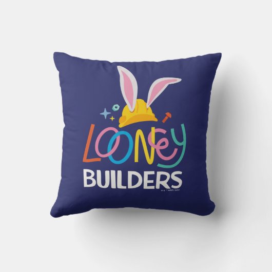 BUGS BUNNY BUILDERS™| Hard Hat Stacked Logo クッション (裏面)