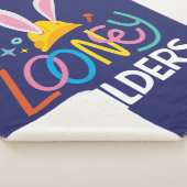 BUGS BUNNY BUILDERS™| Hard Hat Stacked Logo シェルパブランケット (3/4)