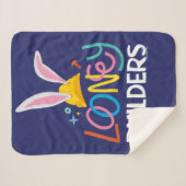 BUGS BUNNY BUILDERS™| Hard Hat Stacked Logo シェルパブランケット (正面(横))