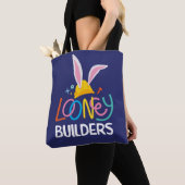 BUGS BUNNY BUILDERS™| Hard Hat Stacked Logo トートバッグ (クローズアップ)