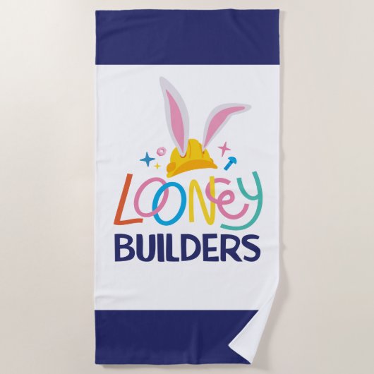 BUGS BUNNY BUILDERS™| Hard Hat Stacked Logo ビーチタオル (正面)