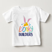 BUGS BUNNY BUILDERS™| Hard Hat Stacked Logo ベビーTシャツ (正面)