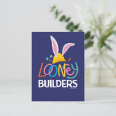 BUGS BUNNY BUILDERS™| Hard Hat Stacked Logo ポストカード (スタンド正面)