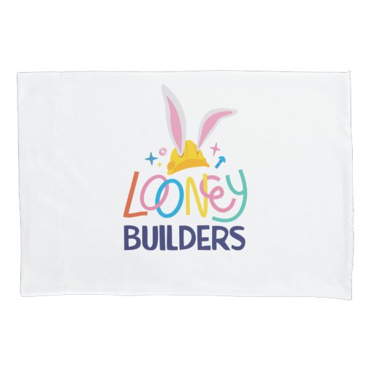 BUGS BUNNY BUILDERS™| Hard Hat Stacked Logo 枕カバー (正面)