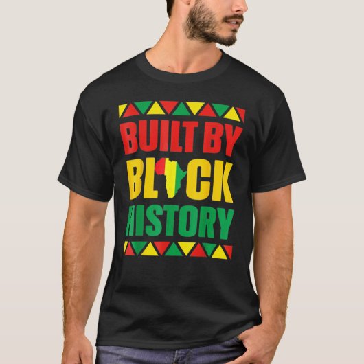 Built By Black History BHM African Pride Month Men Tシャツ (正面)