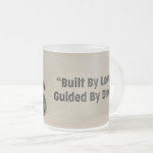Built By Love. Guided By Dad フロストグラスマグカップ (正面右)