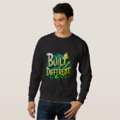 Built Different スウェットシャツ - モチベーションストリートウェア (正面フル)