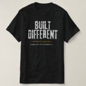 Built Different – 洗練されたモチベーションとリーダーシップ Tシャツ (デザイン正面)