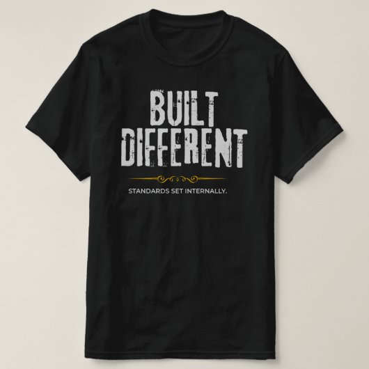Built Different – 洗練されたモチベーションとリーダーシップ Tシャツ (デザイン正面)