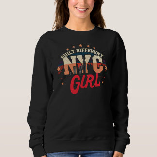 Built Different: NYC Girl スウェットシャツ