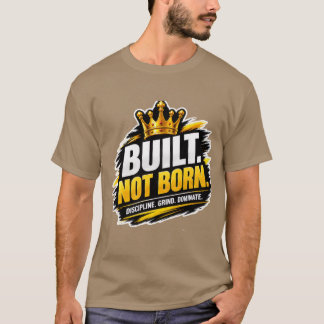 Built Not Born - 成功を手にする強力なモチベーションをくれるミニマルデザイン Tシャツ