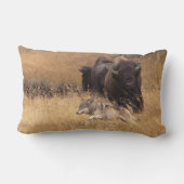 Bullのバイソン、女性、及びオオカミ ランバークッション (裏面)