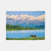 Bull moose in Wonder Lake フリースブランケット (正面(横))