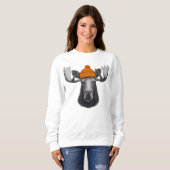Bull Moose Wearing Beanie – Mountain Wildlife Crew スウェットシャツ (正面フル)