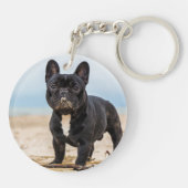 Bulldogフランスの's 遊 in the Sand（砂の中のブルドッグ） キーホルダー (裏面)