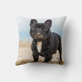 Bulldogフランスの's 遊 in the Sand（砂の中のブルドッグ） クッション (裏面)