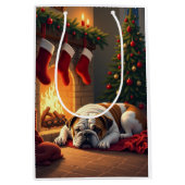 Bulldog by the Fireplace Christmas Painting ミディアムペーパーバッグ (正面)