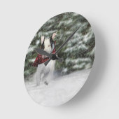 Bulldog Rescue Pup Dashing through the Snow ラウンド壁時計 (傾斜)